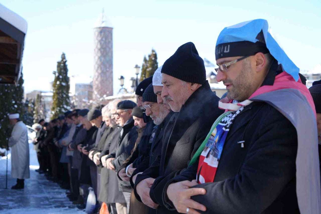 ERZURUM’DA CUMA NAMAZI SONRASI ŞEHİTLER İÇİN GIYABİ CENAZE NAMAZI KILINDI.