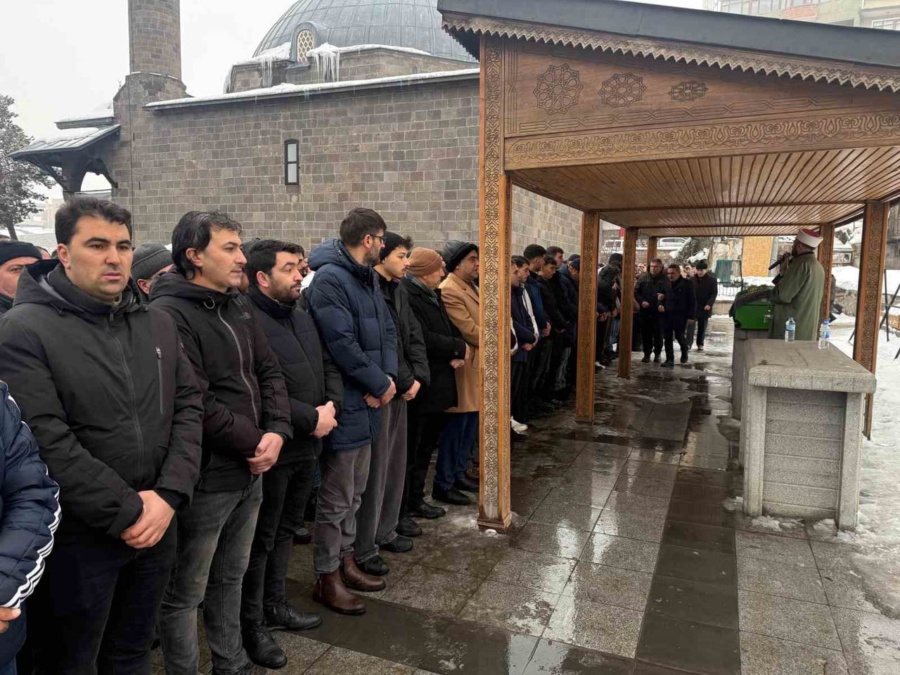 ERZURUM’DA EVİNİN CAMLARINI SİLERKEN DENGESİNİ KAYBEDEREK AŞAĞI DÜŞEN ÖĞRETMENİN CENAZESİ...