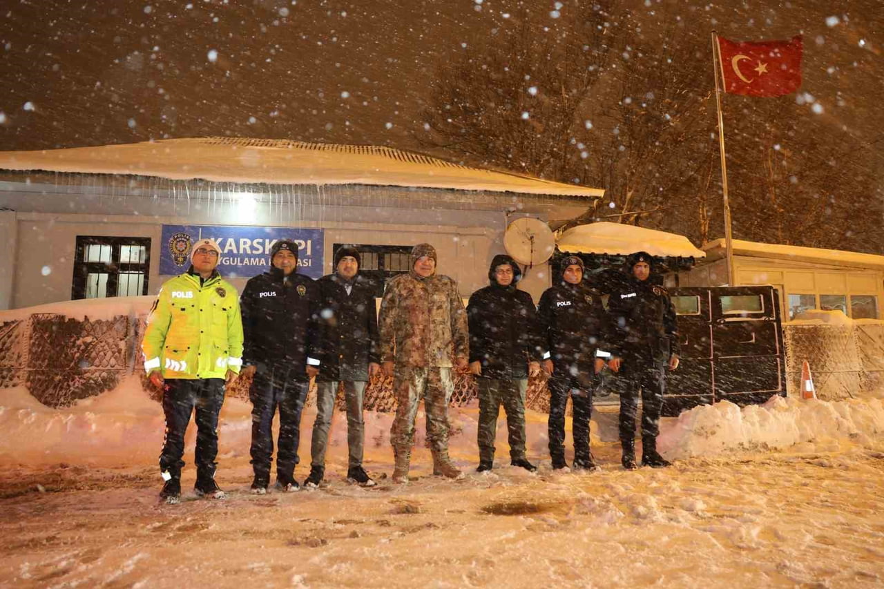 ERZURUM EMNİYET MÜDÜRÜ ONUR KARABURUN, KAR VE SOĞUK ŞARTLARINDA GÖREV YAPAN PERSONELİ...