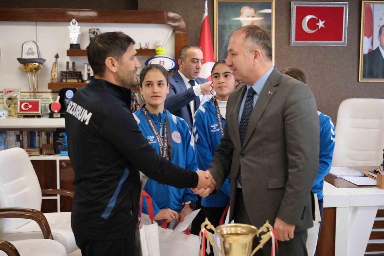 ERZURUM GENÇLİK VE SPOR İL MÜDÜRÜ LEVENT ÇAKMUR, ANTALYA’DA YAPILAN ‘EŞREF AYDIN KROS LİGİ’NDE...