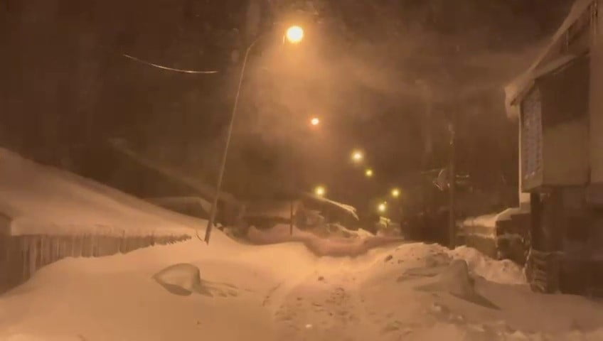 ERZURUM KARAYAZI, ZORLU BİR KIŞ AKŞAMI YAŞIYOR. SABAH SAATLERİNDE BAŞLAYAN ŞİDDETLİ RÜZGÂR VE...