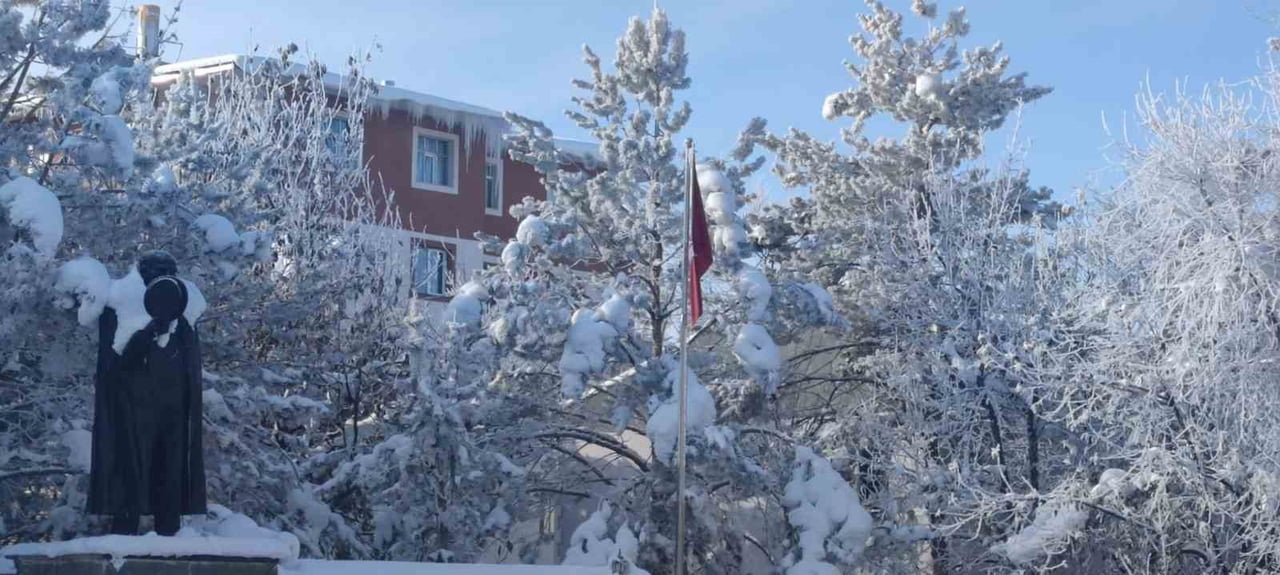 ERZURUM’UN AŞKALE İLÇESİNDE ETKİLİ OLAN DONDURUCU SOĞUKLAR, GÜNLÜK YAŞAMI OLUMSUZ ETKİLEMEYE DEVAM...