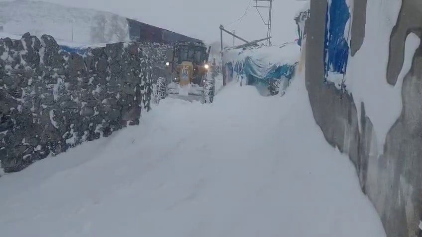 ERZURUM’UN AŞKALE İLÇESİNE BAĞLI YUMRUVEREN KÖYÜ, YOĞUN KAR YAĞIŞININ ARDINDAN ZORLU KIŞ...