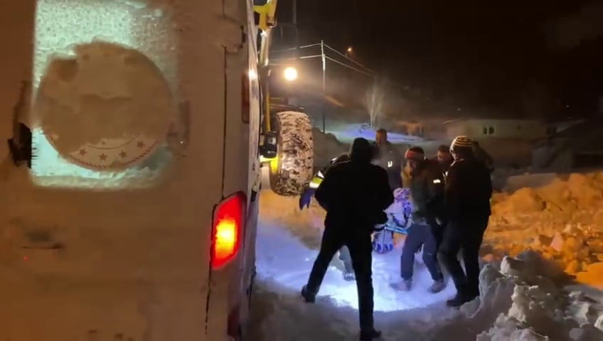 ERZURUM’UN ÇAT İLÇESİNE BAĞLI TAŞAĞIL MAHALLESİ’NDE ANİDEN RAHATSIZLANAN YAŞLI HASTA İÇİN EKİPLER...