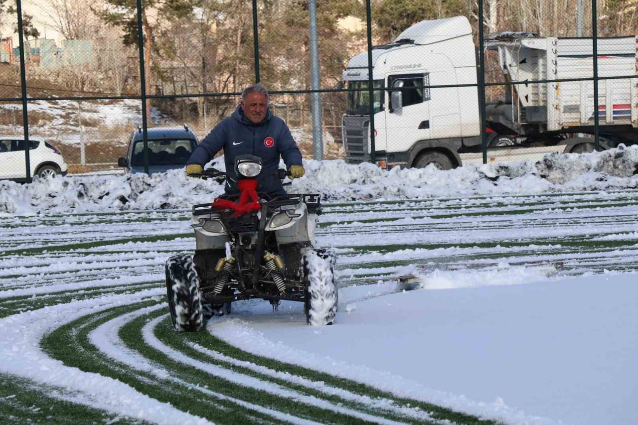 ERZURUM’UN OLTU İLÇESİNDE BULUNAN OLTU STADYUMU, 40 YILDIR SAHALARIN BAKIM VE ONARIMINI ÖZVERİYLE...