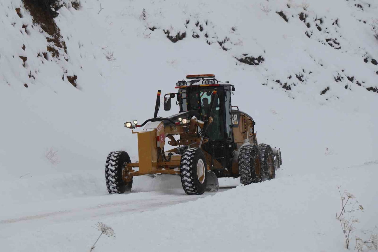 ERZURUM’UN OLTU İLÇESİNDE ETKİLİ OLAN KAR YAĞIŞI NEDENİYLE 65 MAHALLE YOLU ULAŞIMA KAPANDI....