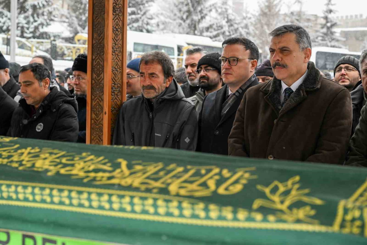 ERZURUM VALİSİ MUSTAFA ÇİFTÇİ, GEÇTİĞİMİZ YIL ARALIK AYINDA HANESİNDE ZİYARET EDEREK HAYIR DUASINI...