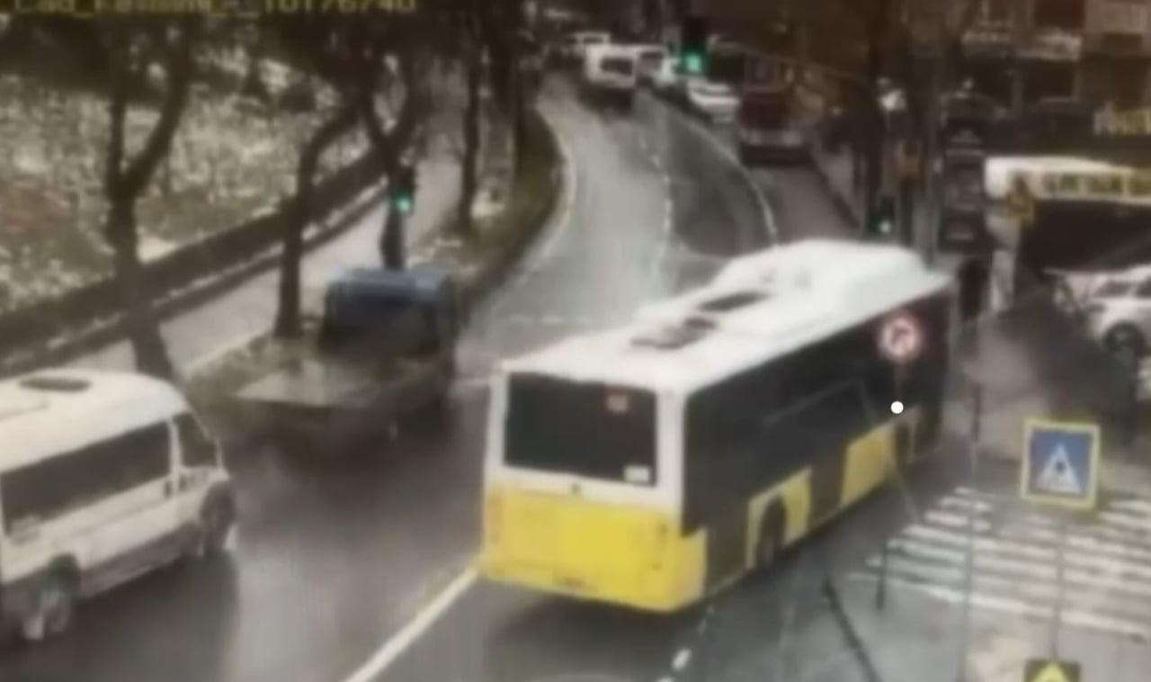 ESENLER'DE GAZ PEDALI TAKILI KALDIĞI İDDİA EDİLEN VE İÇİNDE YOLCULARIN BULUNDUĞU İETT OTOBÜSÜNÜN...