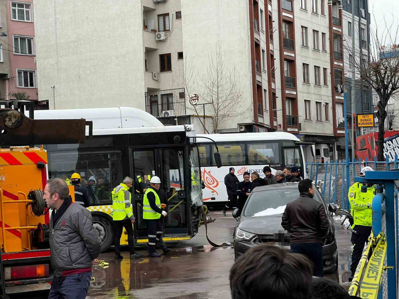 ESENLER'DE İÇİNDE YOLCULARIN BULUNDUĞU İETT OTOBÜSÜ İDDİAYA GÖRE GAZ PEDALI TAKILI KALINCA...
