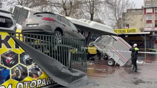 Esenler'de İETT otobüsü, direksiyon hakimiyetinin kaybedilmesi sonucu otoparka daldı
