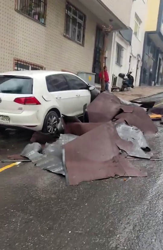 ESENLER MENDERES MAHALLESİ'NDE ŞİDDETLİ RÜZGAR NEDENİYLE UÇAN ÇATI, SOKAKTA PARK HALİNDEKİ...