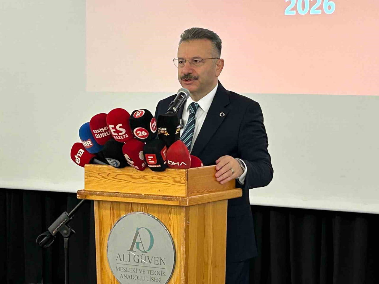 ESKİŞEHİR'DE 10 OCAK ÇALIŞAN GAZETECİLER GÜNÜ DOLAYISIYLA BASIN MENSUPLARI İLE BİR ARAYA GELEN...