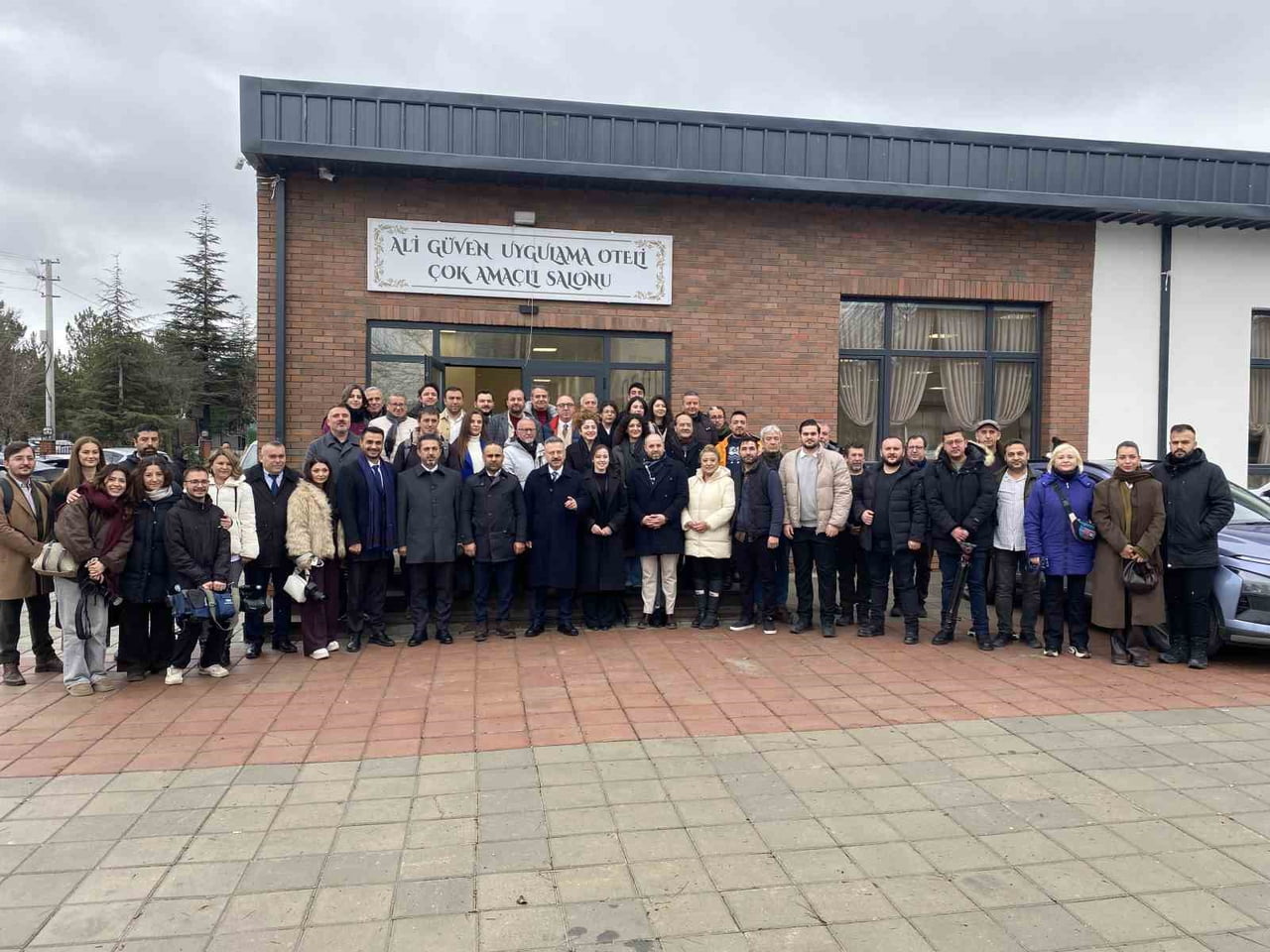 ESKİŞEHİR'DE 10 OCAK ÇALIŞAN GAZETECİLER GÜNÜ DOLAYISIYLA BASIN MENSUPLARI İLE BİR ARAYA GELEN...