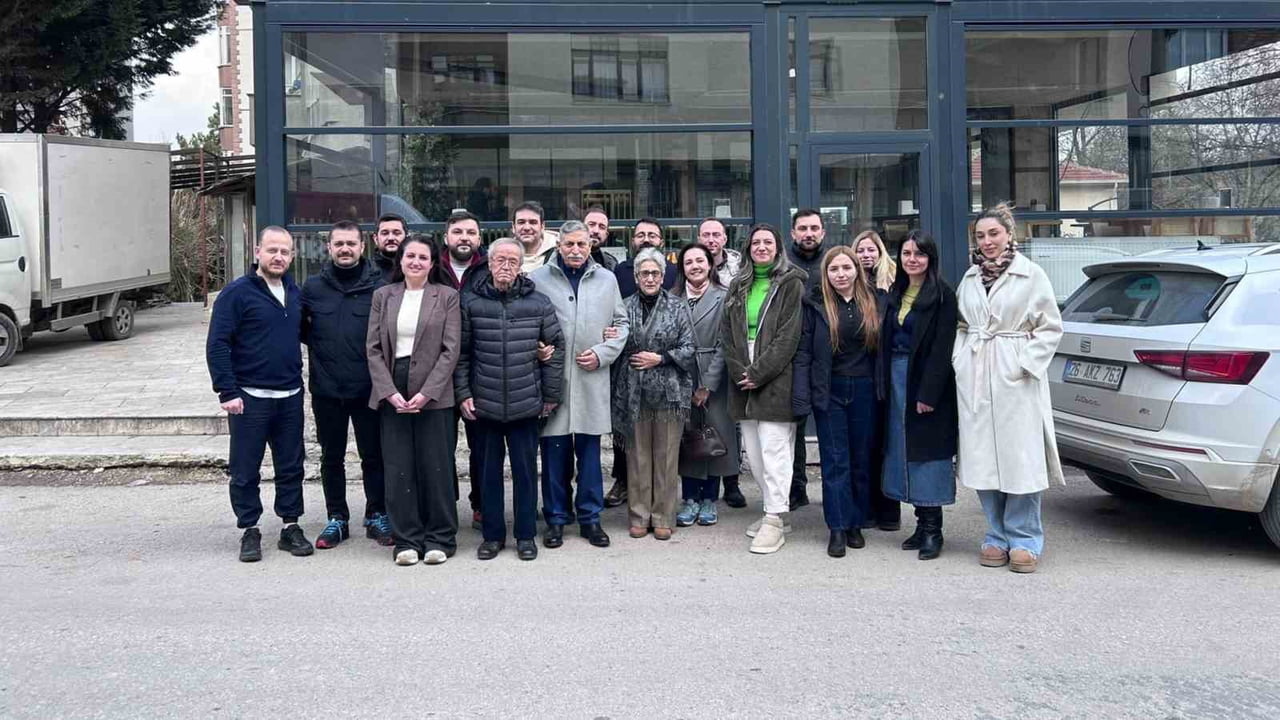 ESKİŞEHİR'DE 1997 YILINDA İLKOKULA BAŞLAYAN ÖĞRENCİLER, TAM 24 YIL SONRA BİR ARAYA GELEREK İLKOKUL...