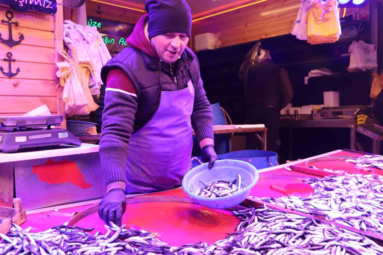 ESKİŞEHİR'DE 40 YILDIR BALIKÇILIK YAPAN MUHİTTİN YARICA, HAVA ŞARTLARININ BALIK MİKTARINI VE...