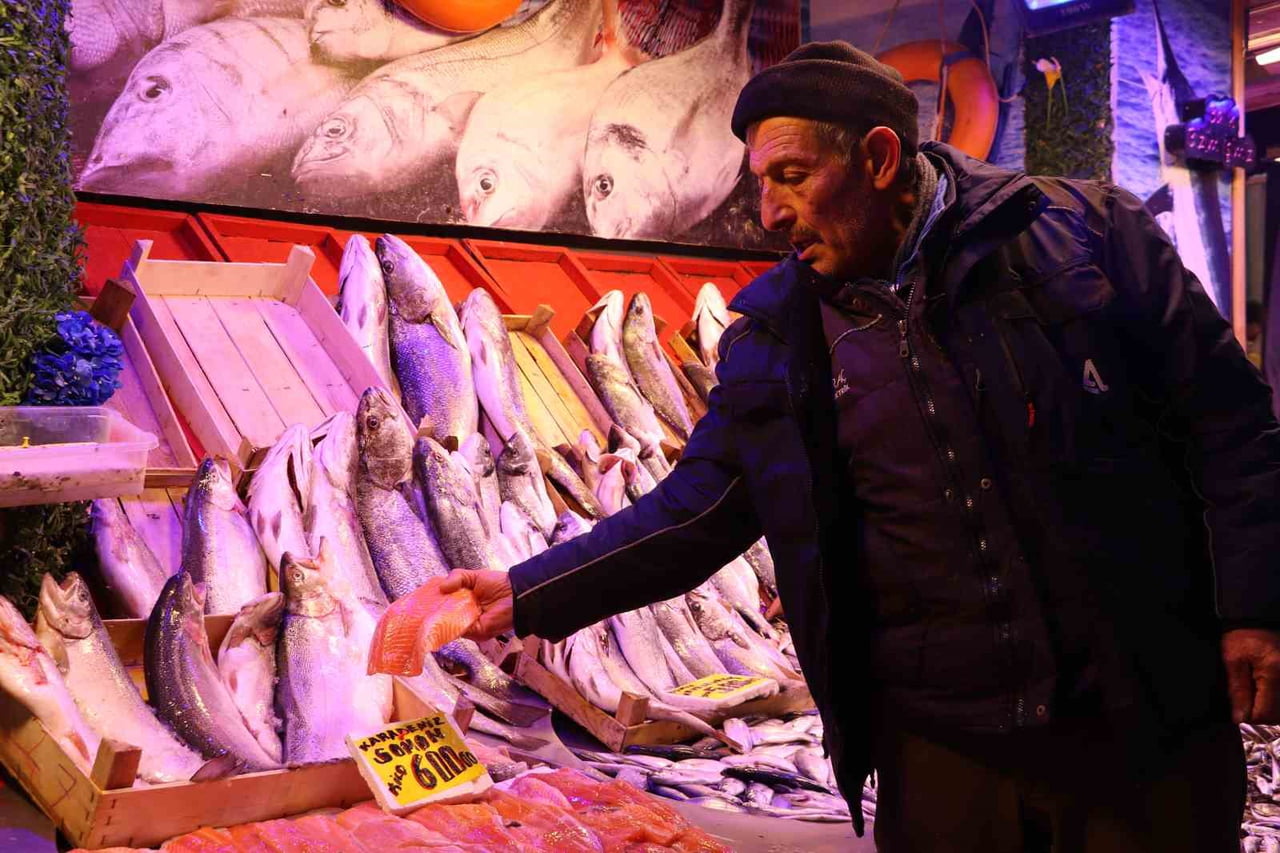 ESKİŞEHİR'DE 40 YILDIR BALIKÇILIK YAPAN MUHİTTİN YARICA, HAVA ŞARTLARININ BALIK MİKTARINI VE...