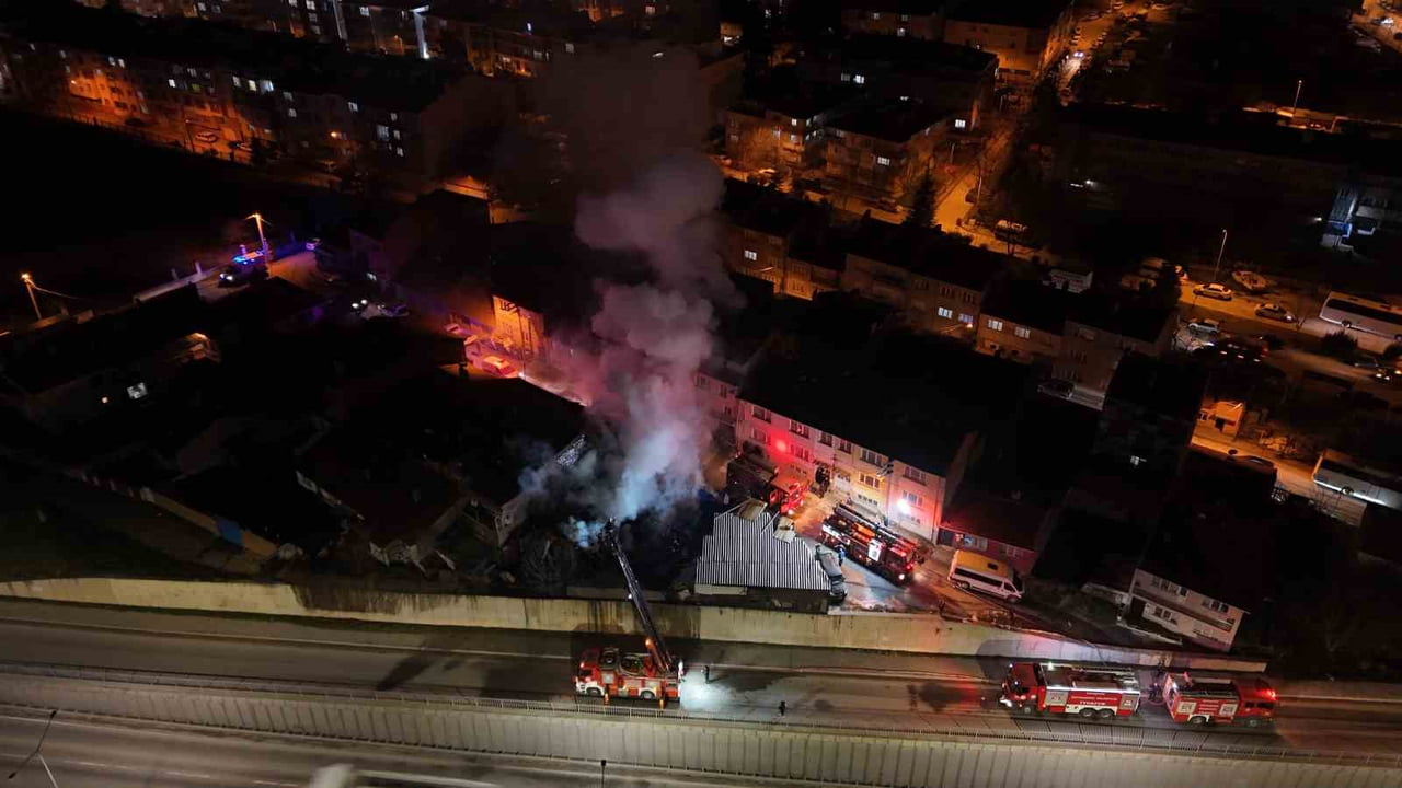 ESKİŞEHİR'DE AHŞAP MALZEMELERİN BULUNDUĞU DEPODA ÇIKAN YANGIN İTFAİYE TARAFINDAN...