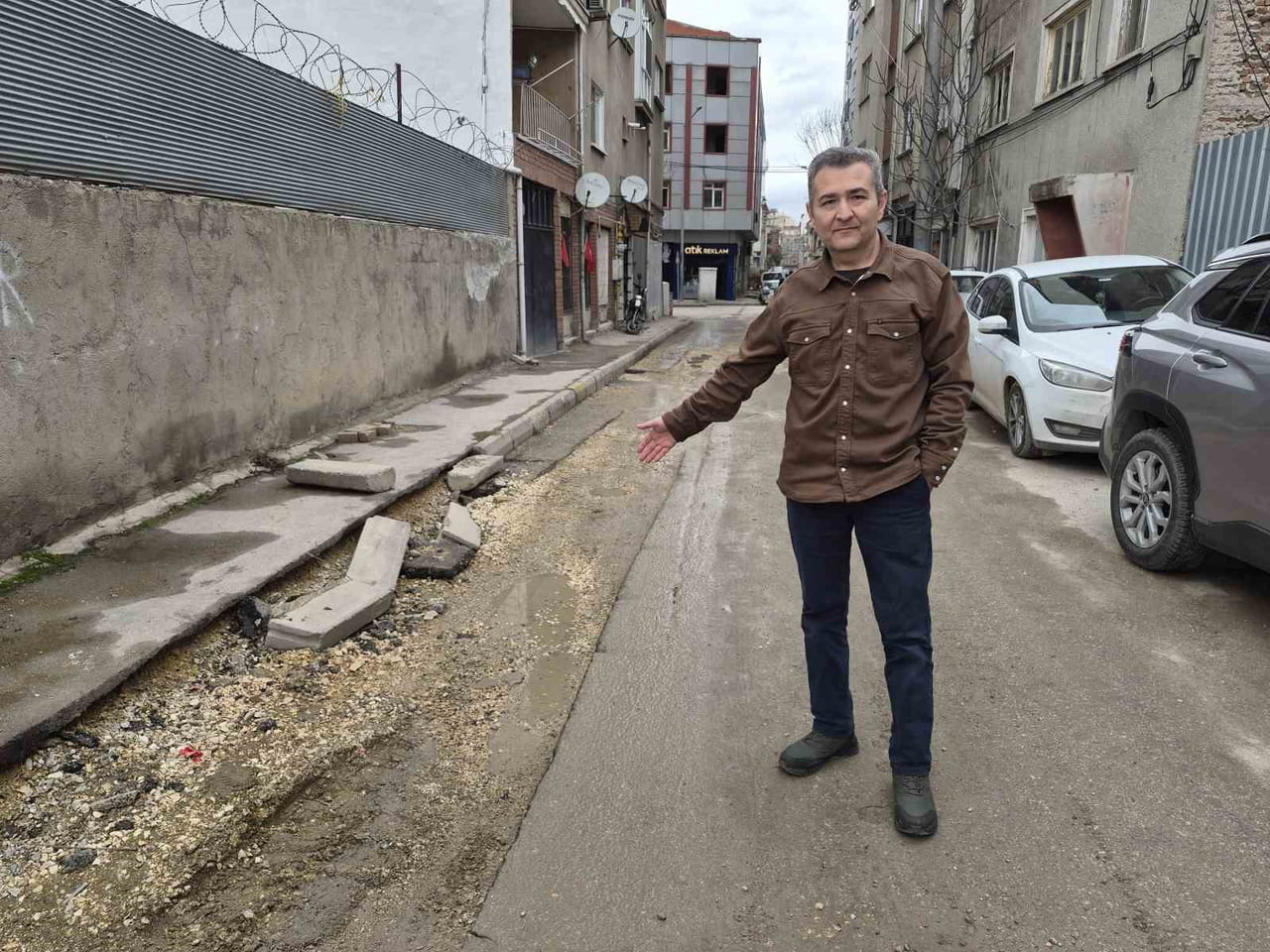 ESKİŞEHİR'DE ALTYAPI ÇALIŞMALARI SIRASINDA BOZULAN VE YAKLAŞIK 2 AYDIR DÜZELTİLMEDİĞİ BELİRTİLEN...