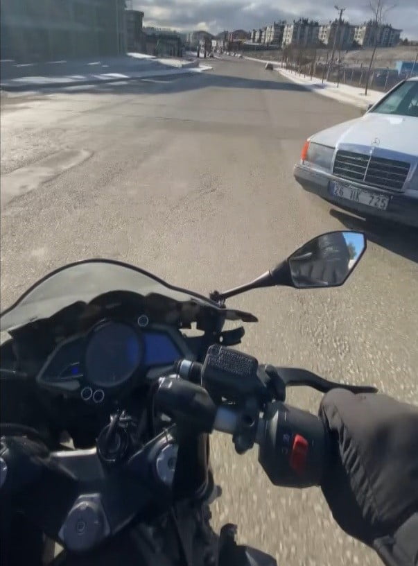 ESKİŞEHİR'DE ARA SOKAKTAN CADDEYE ANİDEN ÇIKAN ARACA ÇARPMAKTAN YAPTIĞI HAMLE İLE KIL PAYI...