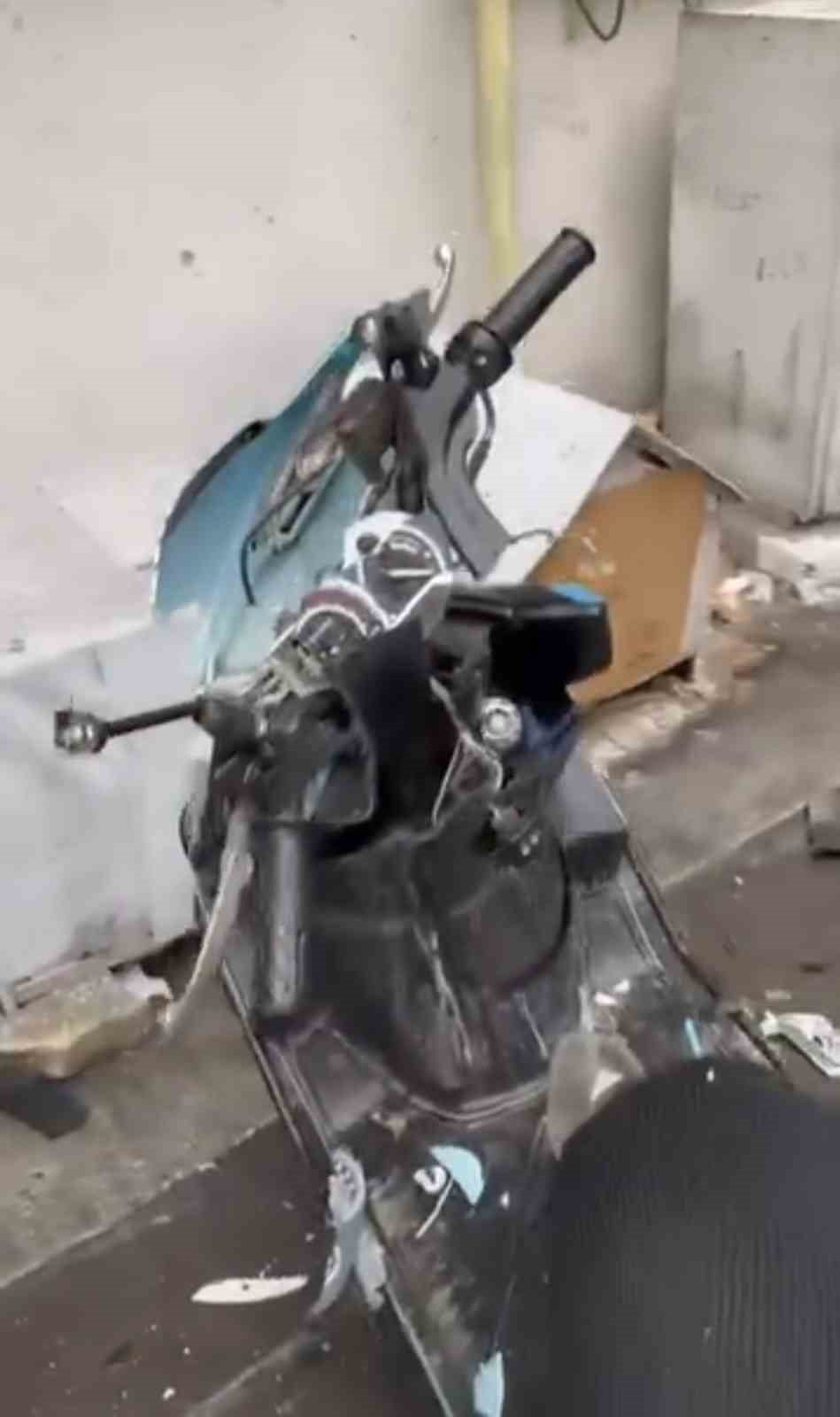 ESKİŞEHİR'DE BİR BİNADAN DÖKÜLEN  TAŞ PARÇALARI SEBEBİYLE, AŞAĞIDA PARK HALİNDE BULUNAN...