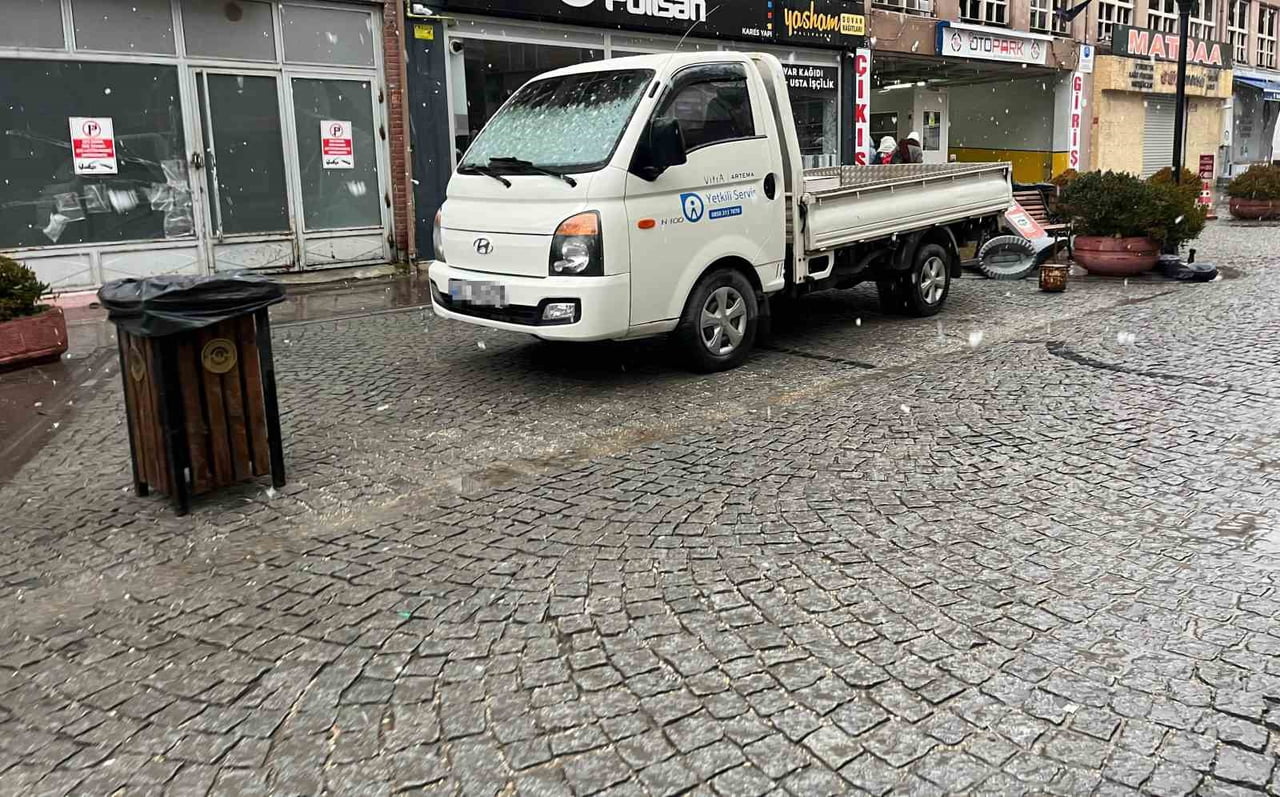 ESKİŞEHİR'DE BİR KAMYONET SÜRÜCÜSÜ, BENCİLİĞİYLE ÜÇ ARAÇLIK YERE TEK BAŞINA PARK...