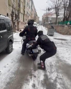 ESKİŞEHİR'DE BİR KURYENİN, BAŞKA BİR KURYE TARAFINDAN KULLANILAN MOTOSİKLETİN ARKASINA TUTUNUP...