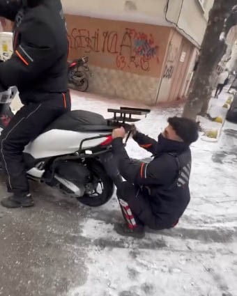 ESKİŞEHİR'DE BİR KURYENİN, BAŞKA BİR KURYE TARAFINDAN KULLANILAN MOTOSİKLETİN ARKASINA TUTUNUP...