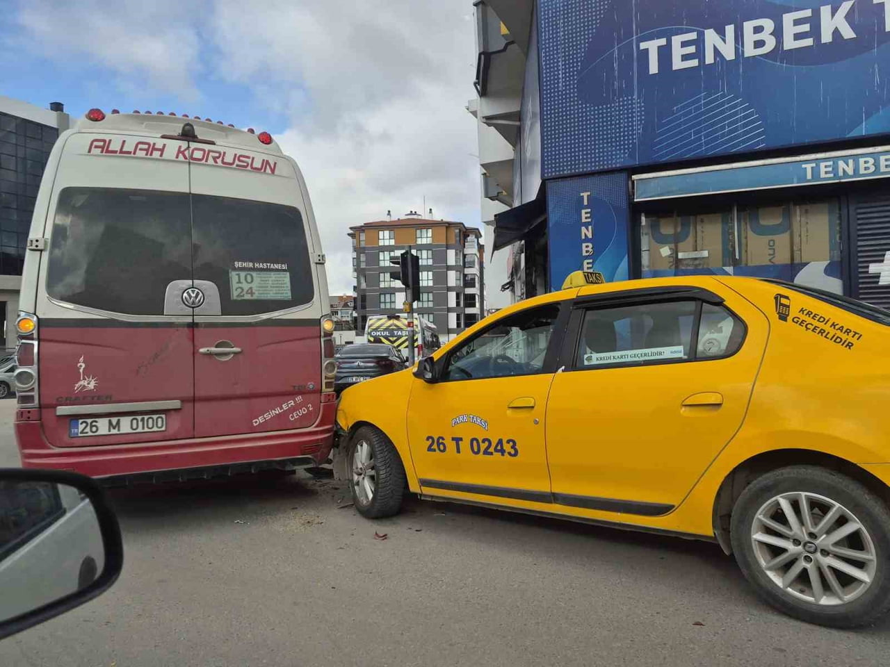 ESKİŞEHİR'DE BİR TAKSİNİN DÖNÜŞ YAPAN DOLMUŞA ÇARPMASI SONUCUNDA HER 2 ARAÇTA DA MADDİ HASAR...