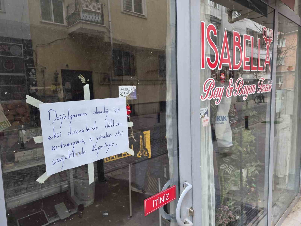 ESKİŞEHİR'DE BİR TERZİ ESNAFININ DOĞALGAZI OLMADIĞI İÇİN SOĞUK GÜNLERDE ISITAMADIĞI VE BU SEBEPLE...