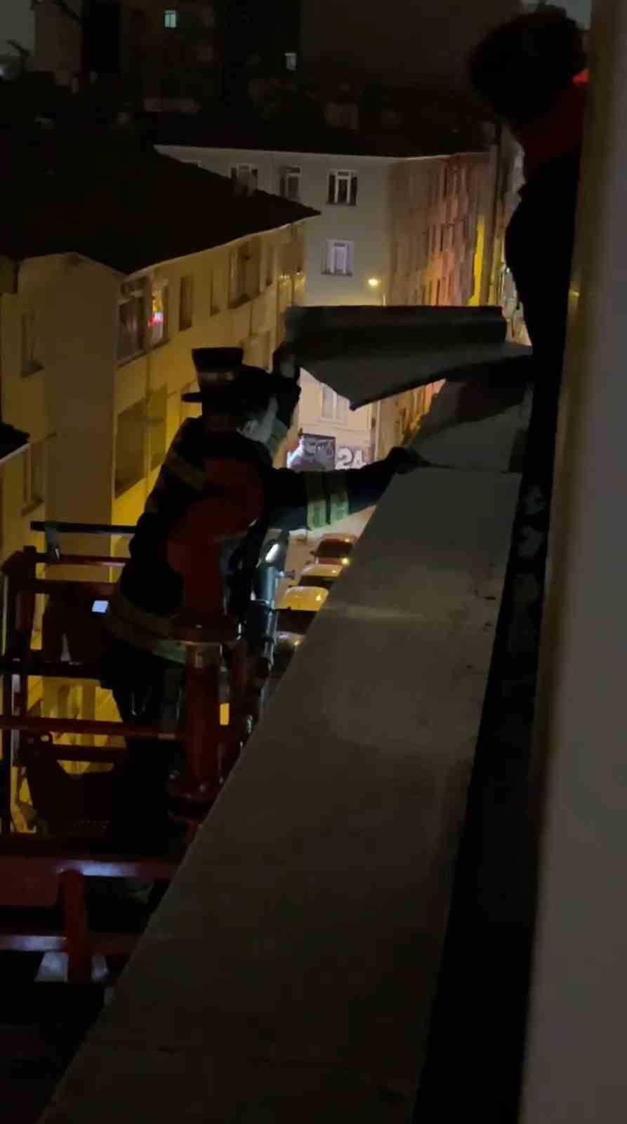 ESKİŞEHİR'DE DÜN GÜN BOYU ETKİLİ OLAN ŞİDDETLİ FIRTINA GECE SAATLERİNDE DE TEHLİKE SAÇMAYA DEVAM...