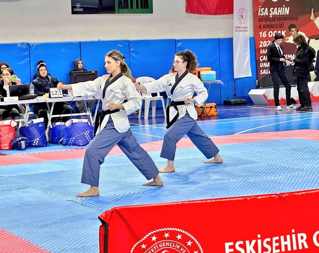 ESKİŞEHİR'DE DÜZENLENEN İSA ŞAHİN BÜYÜKLER TAEKWONDO İL ŞAMPİYONASI'NDA SPORCULAR KIYASIYA...
