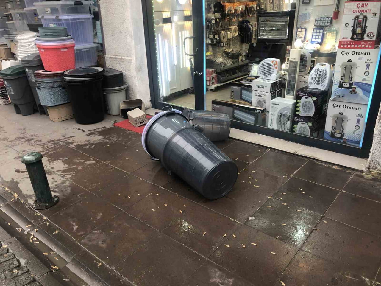 ESKİŞEHİR'DE ETKİLİ OLAN KUVVETLİ FIRTINA HAYATI FELÇ EDERKEN; UÇAN İNŞAAT PANELLERİ VE ÇEVREYE...