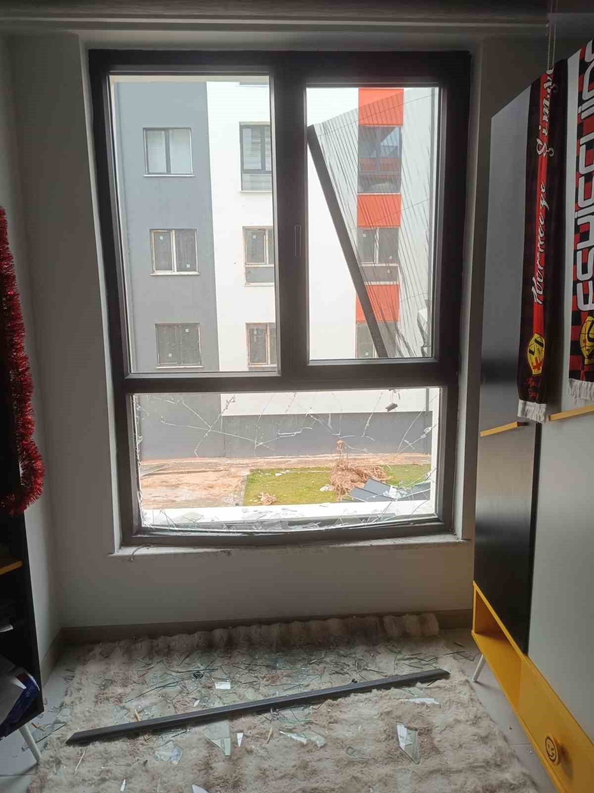 ESKİŞEHİR'DE ETKİSİNİ SÜRDÜREN ŞİDDETLİ FIRTINA NEDENİYLE BİR BİNANIN YERİNDEN KOPAN ÇATISI, KARŞI...