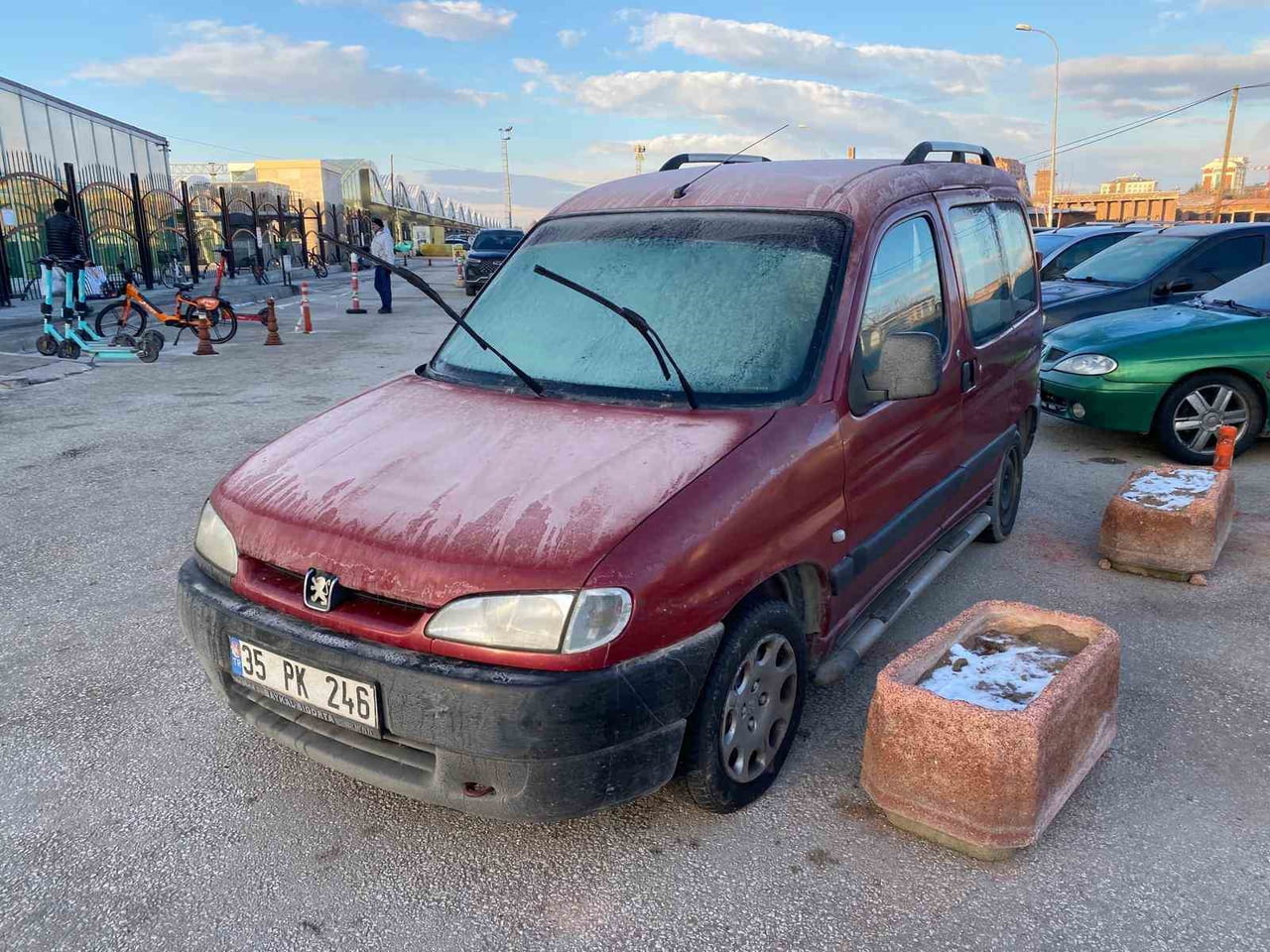 ESKİŞEHİR'DE HAVA SICAKLIĞININ SIFIR DERECENİN ALTINA DÜŞMESİ SONUCUNDA, PARK HALİNDEKİ OTOMOBİL...