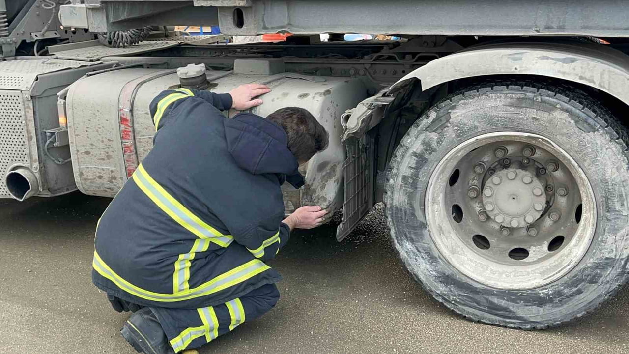 ESKİŞEHİR'DE KAYGANLAŞAN YOLDA DİREKSİYON HAKİMİYETİ KAYBOLAN OTOMOBİLİN PARK HALİNDEKİ TIRA...