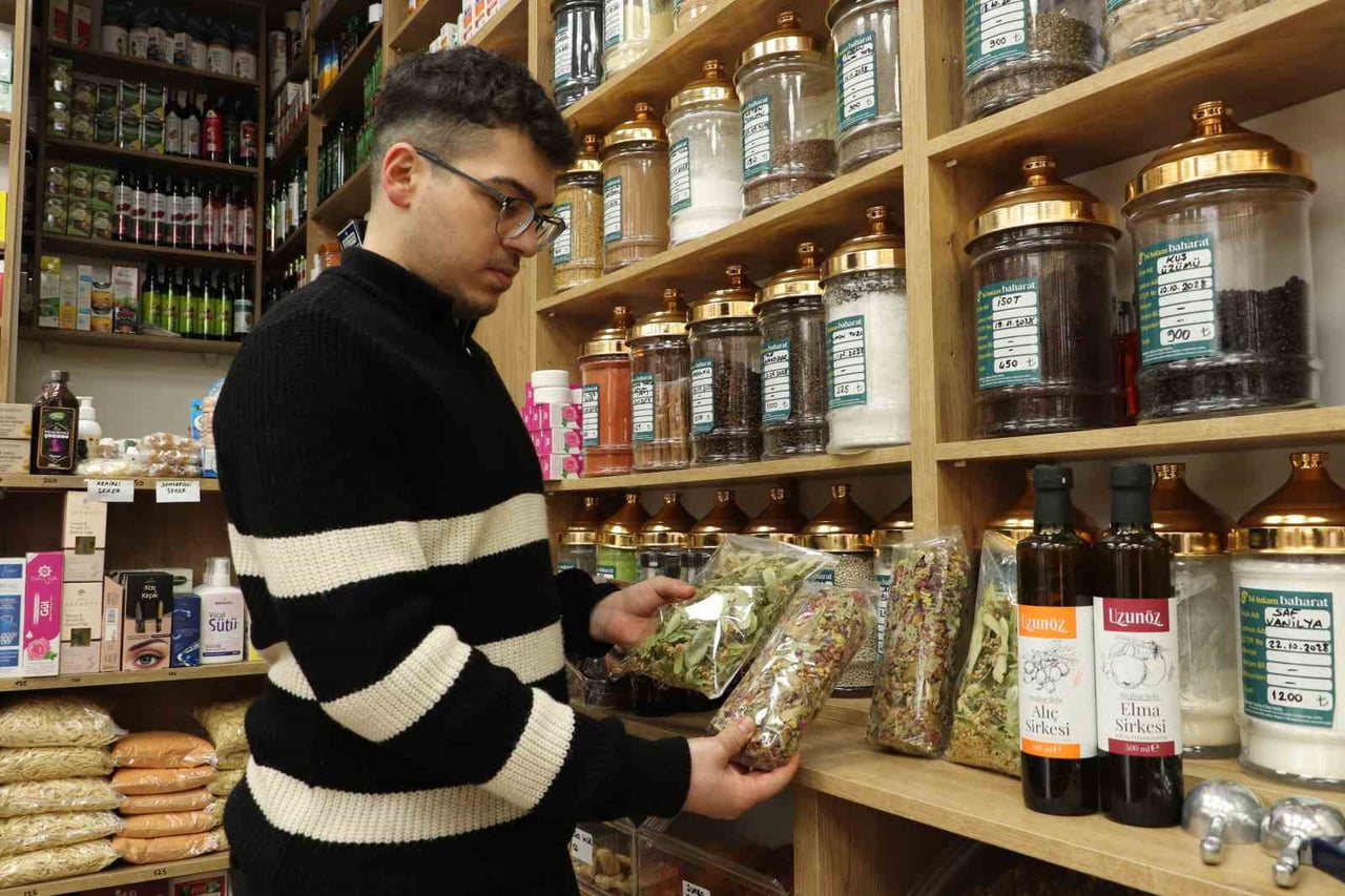 ESKİŞEHİR'DE KIŞ MEVSİMİNİN SERT YÜZÜNÜ GÖSTERMESİYLE BİRLİKTE VATANDAŞLARIN IHLAMUR, KUŞBURNU VE...