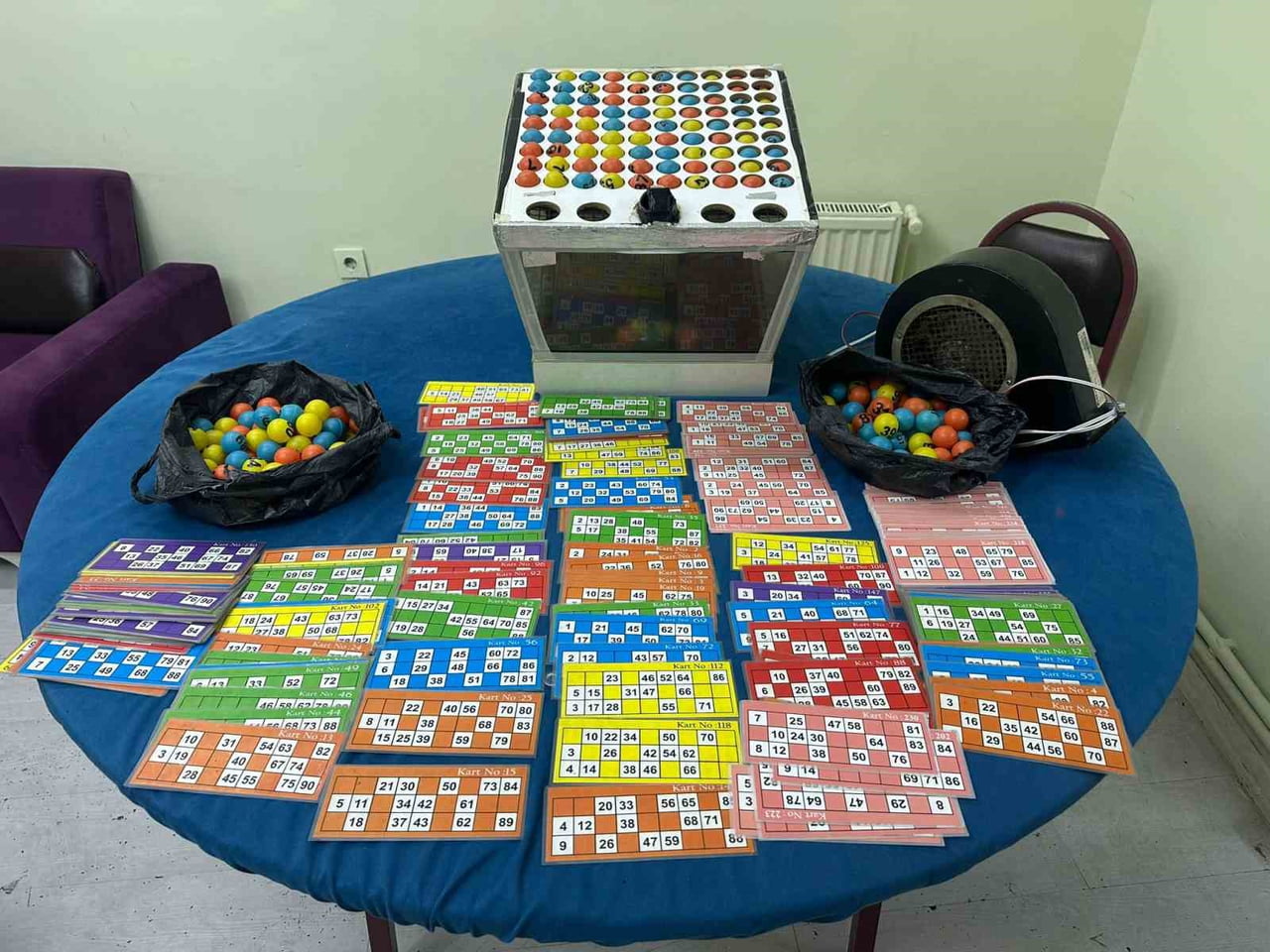 ESKİŞEHİR'DE POLİS EKİPLERİNCE YASADIŞI KUMAR OYNATILAN BİR MEKÂNA KAPISI ORTADAN İKİYE BÖLÜNEREK...