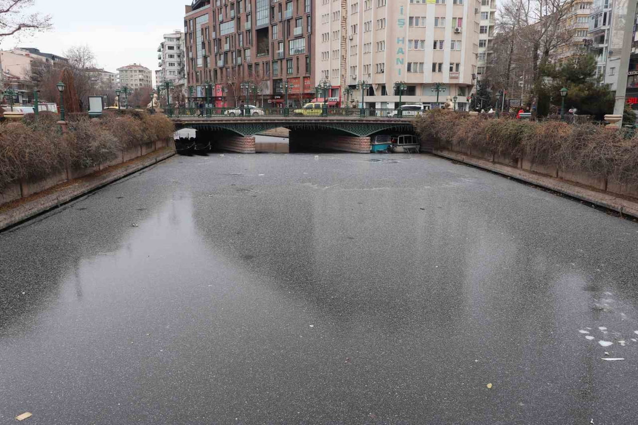 ESKİŞEHİR'DE PORSUK ÇAYI'NIN BUZ TUTAN YÜZEYİNDEKİ ATIK MADDELER KÖTÜ GÖRÜNTÜ...
