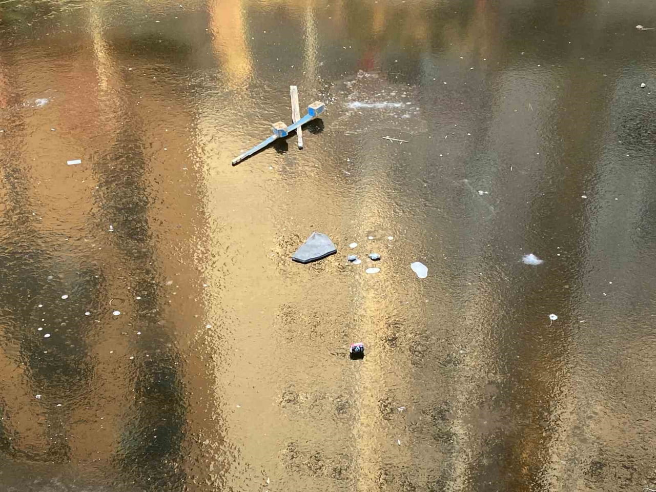 ESKİŞEHİR'DE PORSUK ÇAYI'NIN BUZ TUTAN YÜZEYİNDEKİ ATIK MADDELER KÖTÜ GÖRÜNTÜ...