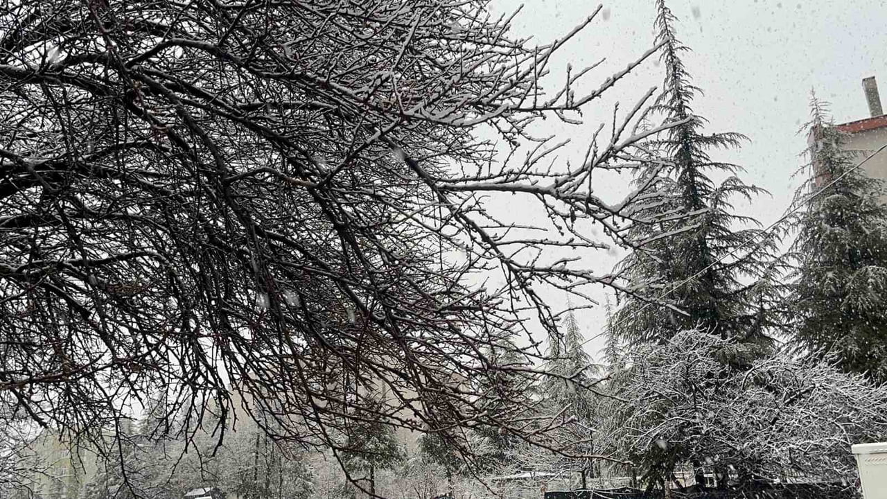 ESKİŞEHİR'DE SABAH SAATLERİNDE BAŞLAYAN VE YER YER LAPA LAPA ETKİSİNİ GÖSTEREN KAR YAĞIŞI, ORTAYA...