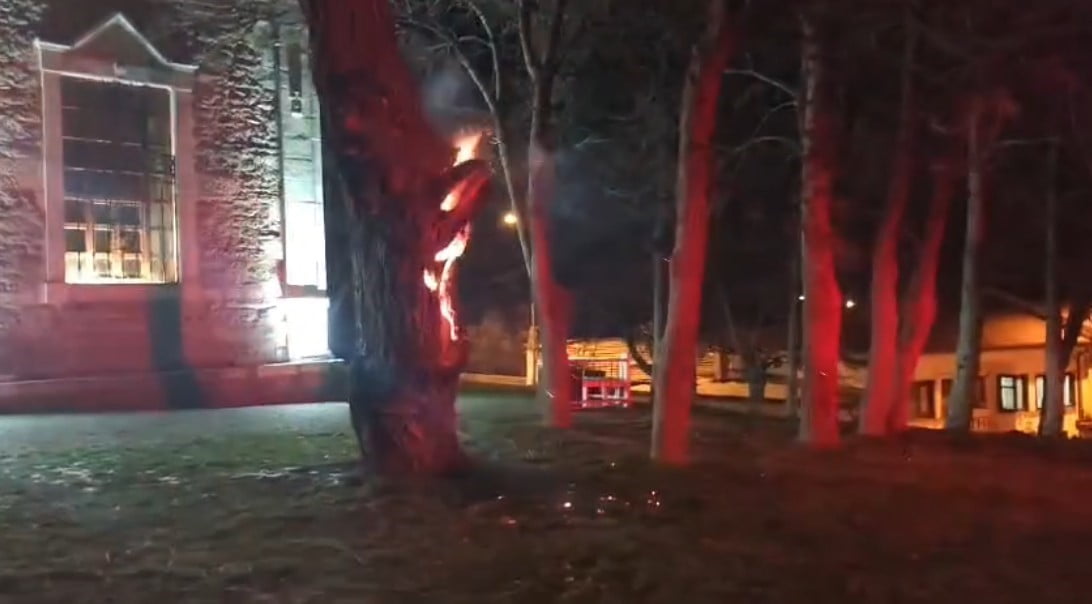 ESKİŞEHİR'DE SİVRİHİSAR TARİHİ ERMENİ KİLİSESİ ÖNÜNDEKİ AĞAÇ KİMLİĞİ BELİRSİZ KİŞİ VEYA KİŞİLERCE...