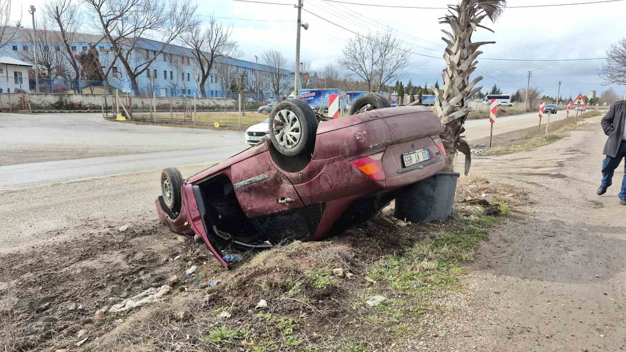 ESKİŞEHİR'DE YAĞIŞ SEBEBİYLE KAYGANLAŞAN YOLDA KONTROLDEN ÇIKIP TAKLA ATAN OTOMOBİLDE BULUNAN 3...