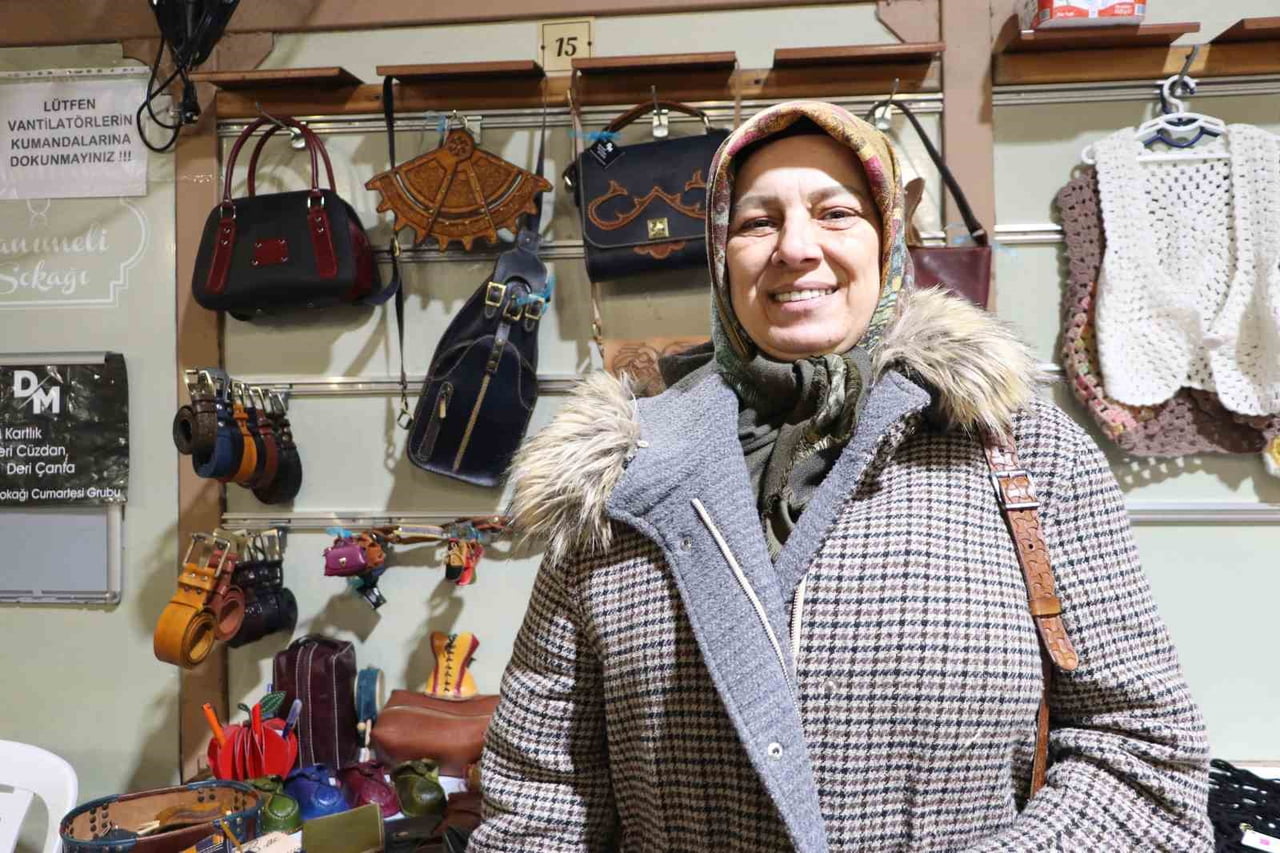 ESKİŞEHİR'DE YAŞAYAN 58 YAŞINDAKİ DİLEK MUTLU, ÜÇ YIL ÖNCE HALK EĞİTİM MERKEZİ'NDE BAŞLADIĞI DERİ...