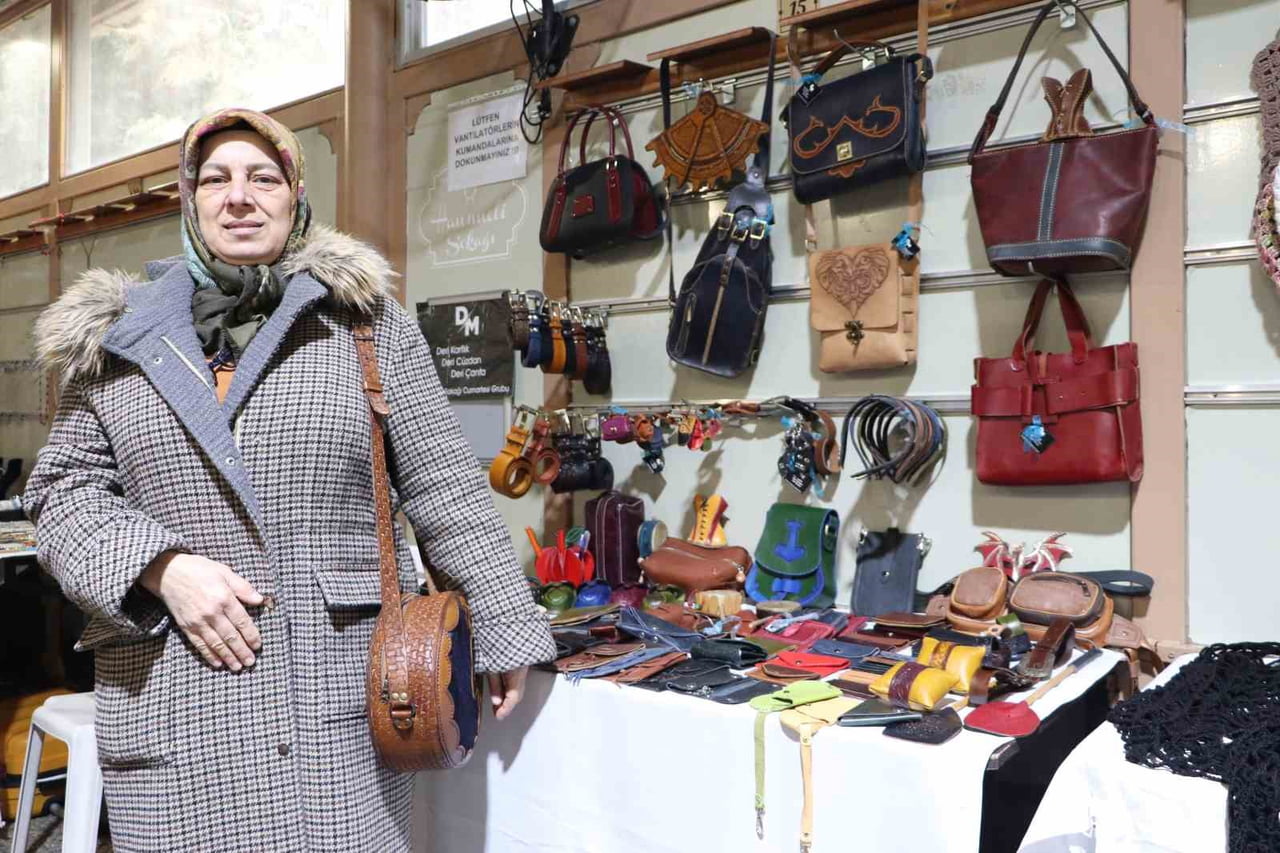 ESKİŞEHİR'DE YAŞAYAN 58 YAŞINDAKİ DİLEK MUTLU, ÜÇ YIL ÖNCE HALK EĞİTİM MERKEZİ'NDE BAŞLADIĞI DERİ...