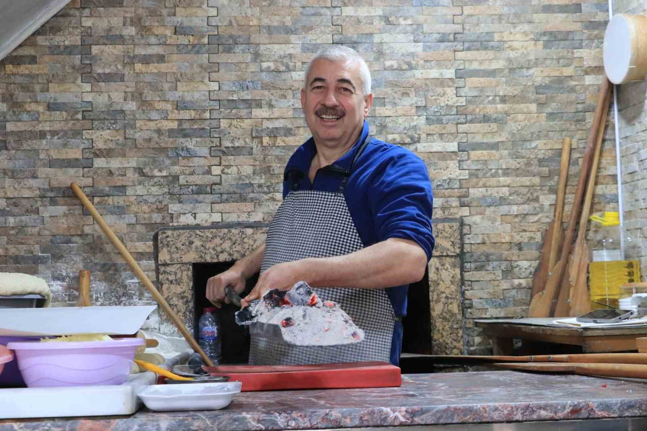 ESKİŞEHİR'DEKİ PİDE USTASI MUSTAFA ÇUBUK, MODERN ISITICILARA İNAT 35 YILDIR FIRININDAN ÇIKARDIĞI...