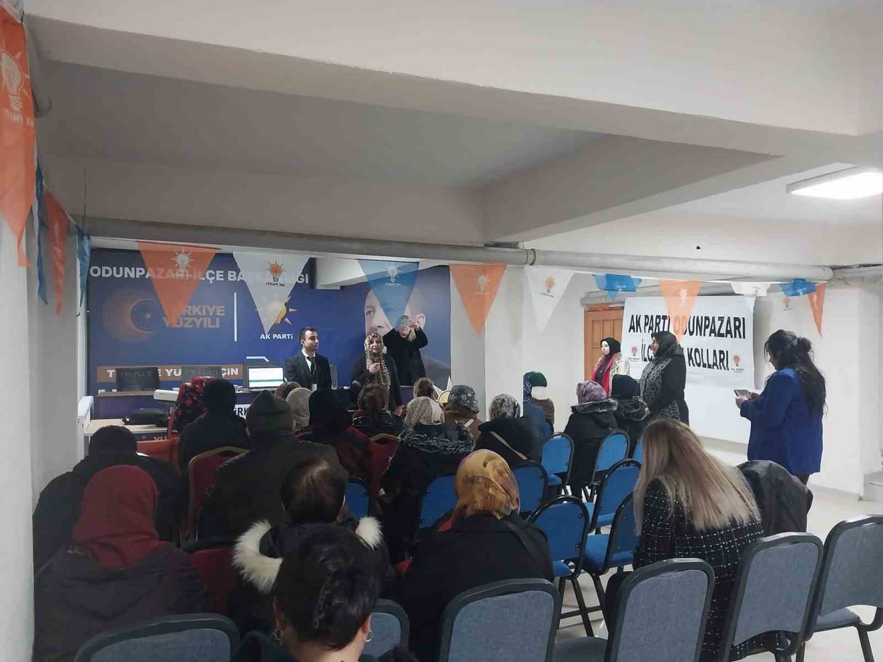 ESKİŞEHİR'İN EMEK MAHALLESİ'NDE 'BAĞIMLILIKTAN KURTULMA VE SAĞLIKLI YAŞAM' KONULU KONFERANS...