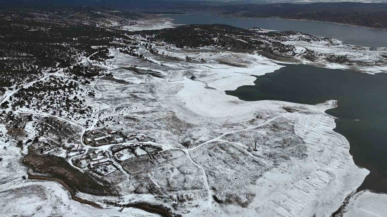 ESKİŞEHİR'İN İÇME VE KULLANMA SUYUNU TEMİN EDEN PORSUK BARAJI'NIN KARLA KAPLI HALİ DRON İLE...