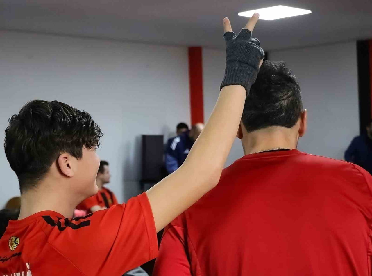 ESKİŞEHİR ÇOCUK EVLERİ SİTESİ'NDE KORUMA VE BAKIM ALTINDA OLAN ÇOCUKLAR, ESKİŞEHİRSPOR OYUNCULARI...