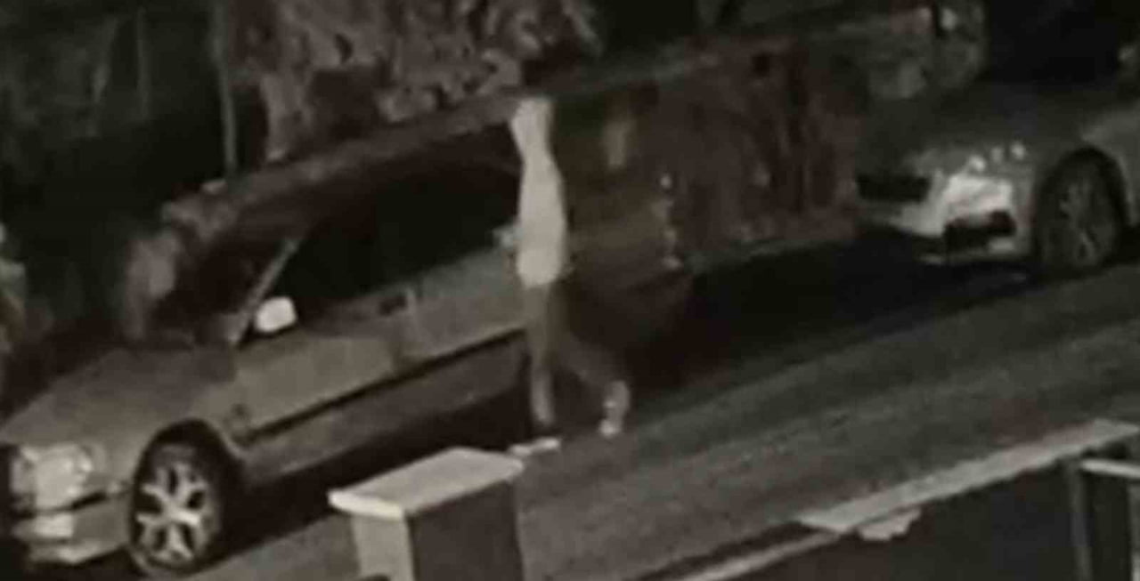 ESKİŞEHİR’DE 7 ARACIN CAMININ KIRIP BAZILARINDAN HIRSIZLIK YAPAN YAŞI KÜÇÜK B1 ŞÜPHELİ...