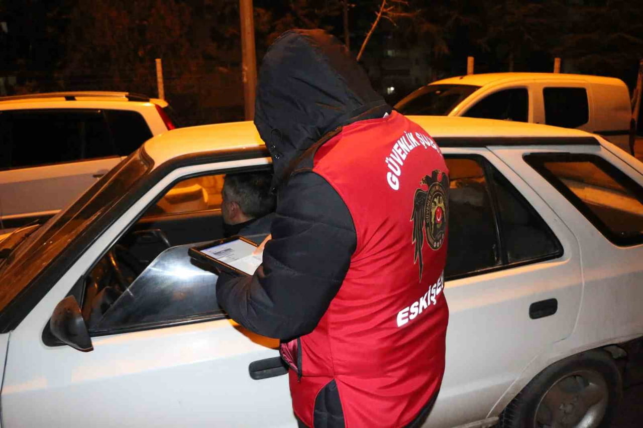 ESKİŞEHİR’DE ÇOK SAYIDA POLİSİN KATILIMIYLA GERÇEKLEŞTİRİLEN ASAYİŞ VE TRAFİK UYGULAMASINDA 502...